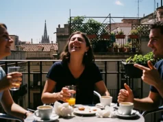 Barceloneses charlando en una terraza