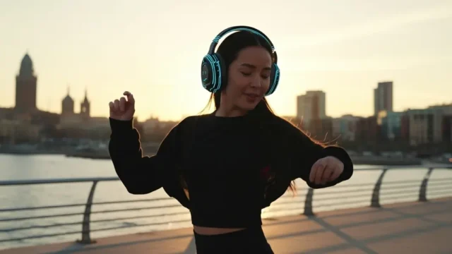 Mujer escuchando música con cascos en el paseo marítimo